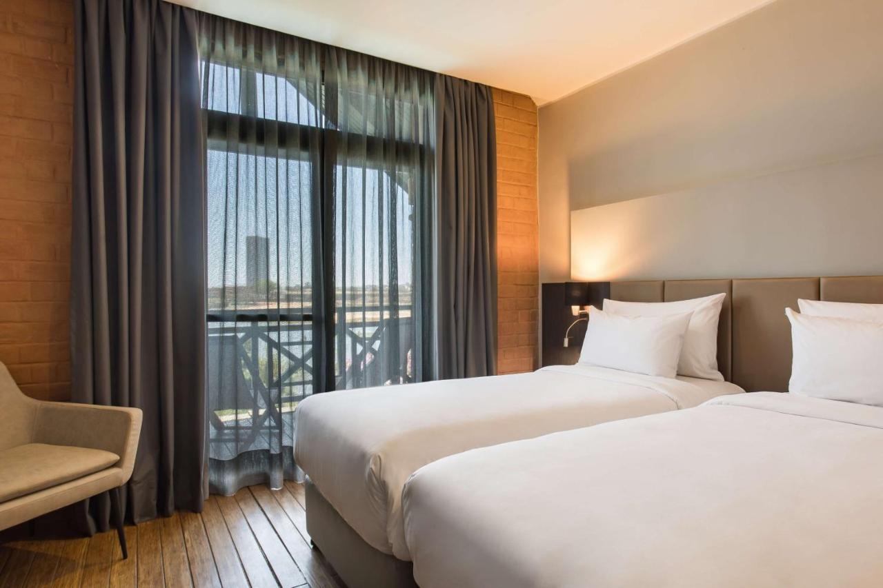 Radisson Hotel Tamboho Waterfront Antananarivo Ngoại thất bức ảnh